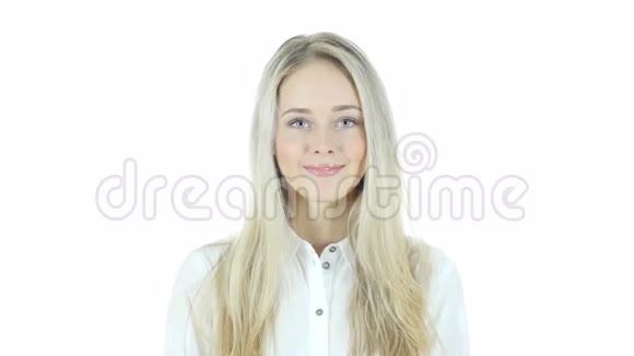 微笑的年轻女子肖像白色背景年轻视频的预览图