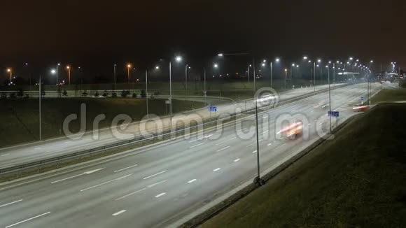 夜间繁忙的高速公路交通时间流逝视频的预览图