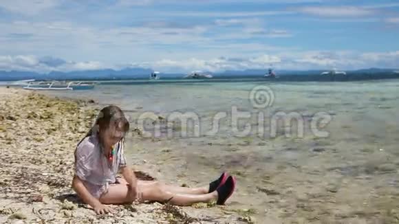 快乐的孩子夏天在海滩上玩沙子视频的预览图