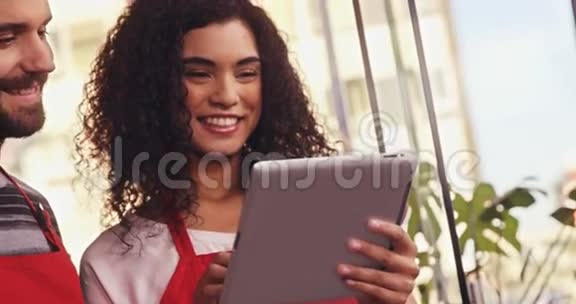 微笑的服务员用数码平板电脑视频的预览图