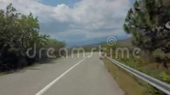 克里米亚南部的汽车旅行夏季美丽的蛇形山路视频的预览图