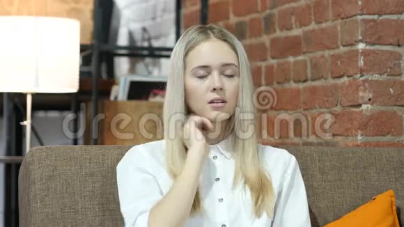 疲惫的商务女性室内年轻视频的预览图