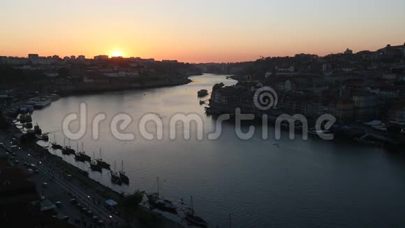 波尔图葡萄牙多罗河上空的城市景观旅行视频的预览图