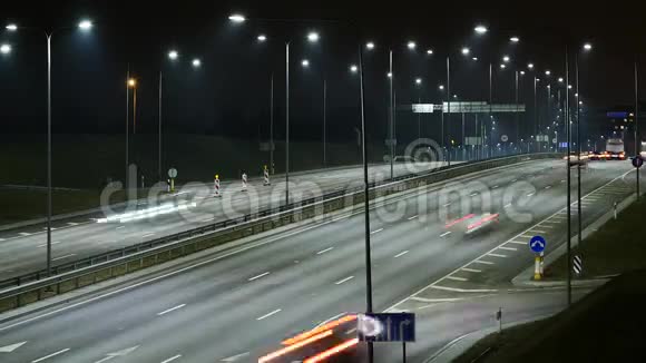 夜间繁忙的高速公路交通时间流逝视频的预览图