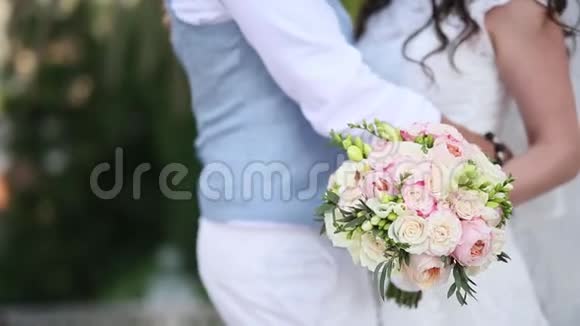 新娘手中的婚礼玫瑰和牡丹婚礼视频的预览图