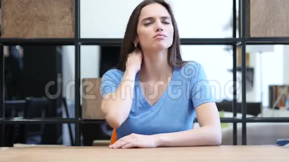 工作累的女人室内办公室年轻的视频的预览图