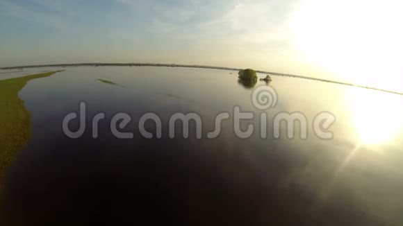 夏季河道景观鸟瞰视频的预览图