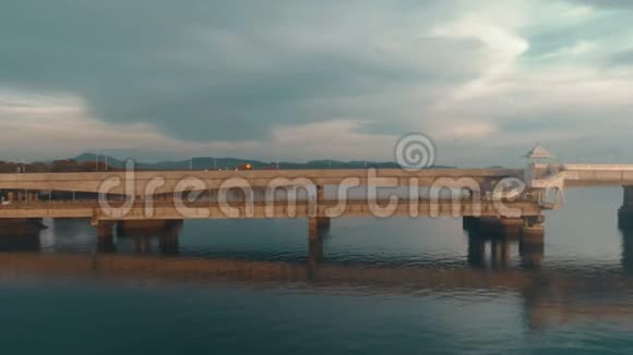 美丽的海景和桥视频的预览图