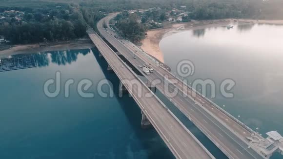 美丽的海景和桥视频的预览图