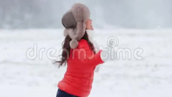 冬天在户外玩得开心快乐的女人视频的预览图