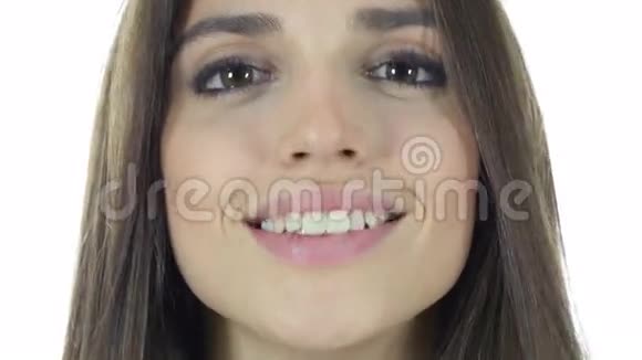微笑美丽的女人面露微笑白色背景年轻视频的预览图