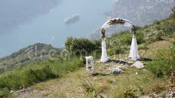 山里的婚礼婚礼拱门的仪式视频的预览图