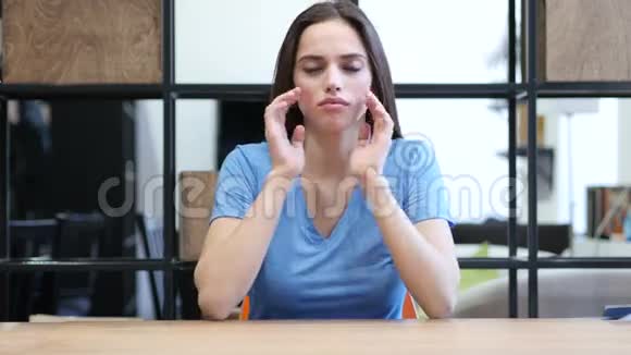 头痛沮丧沮丧的女人办公室年轻人视频的预览图