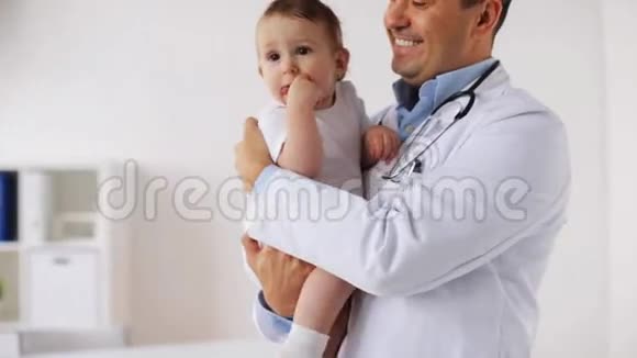 有宝宝的快乐医生或儿科医生视频的预览图