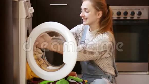 在家里洗衣服的女孩视频的预览图