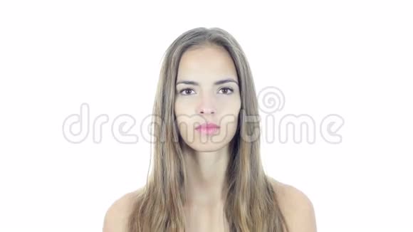 年轻女性肖像白色背景年轻视频的预览图