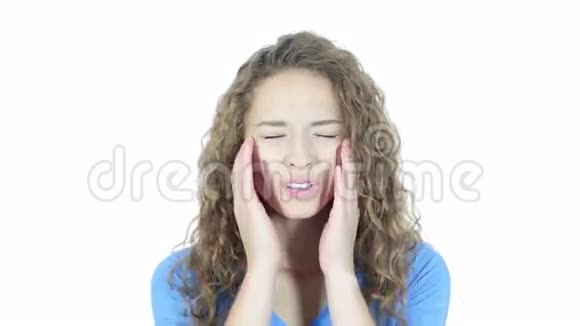 头痛沮丧紧张沮丧的年轻女性视频的预览图