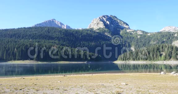 美丽神秘的黑湖杜米特国家公园黑山视频的预览图