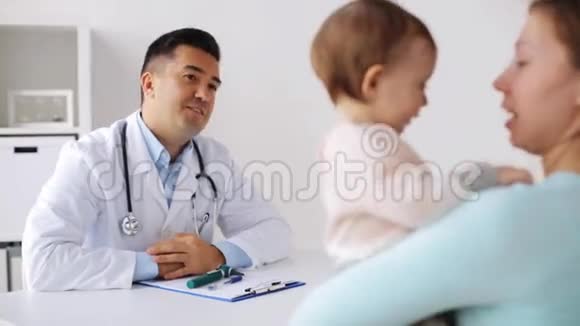 快乐的医生和有孩子的女人视频的预览图