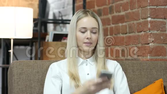 电话商务女性在智能电话室内青年视频的预览图