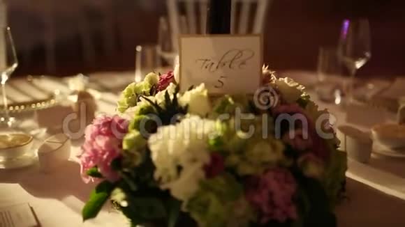 桌上的插花结婚装饰品婚礼视频的预览图