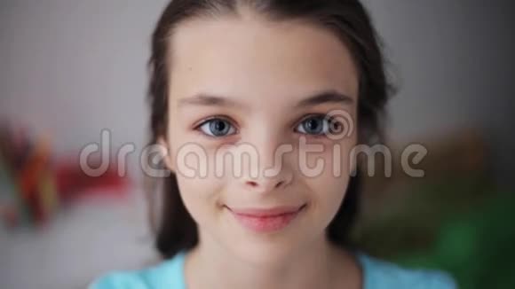 幸福微笑的美丽女孩在家视频的预览图