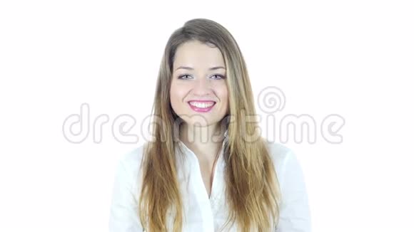 微笑女人的肖像白色背景年轻视频的预览图