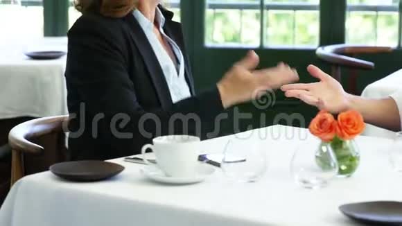 商业人士握手视频的预览图