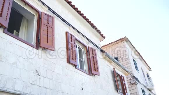 木制棕色百叶窗黑山房屋的门面视频的预览图