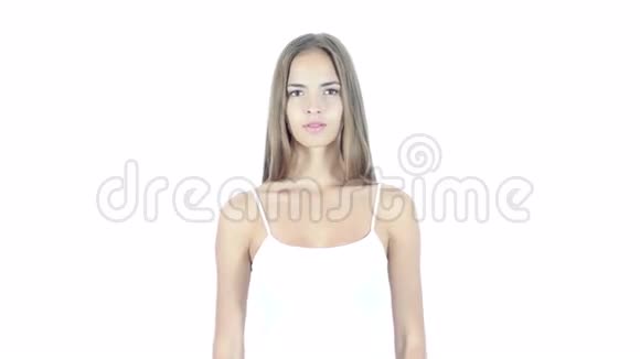年轻漂亮的女人白人背景年轻视频的预览图