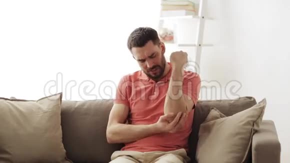不快乐的男人在家里手里疼视频的预览图