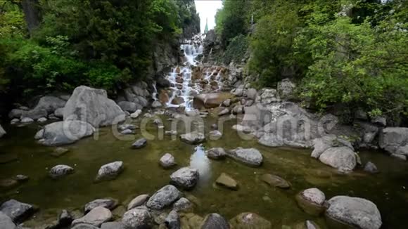 德国柏林克雷兹伯格的Viktoriapark瀑布视频的预览图