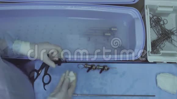 外科护士冲洗医疗器械视频的预览图