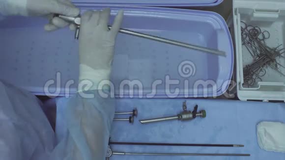 外科护士冲洗医疗器械视频的预览图