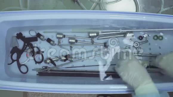 护士冲洗医疗器械视频的预览图