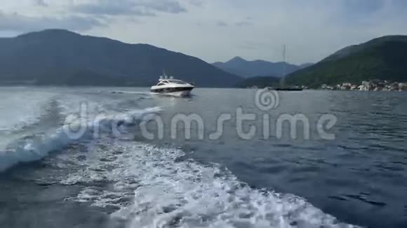 科托湾的船黑山亚得里亚海的水视频的预览图