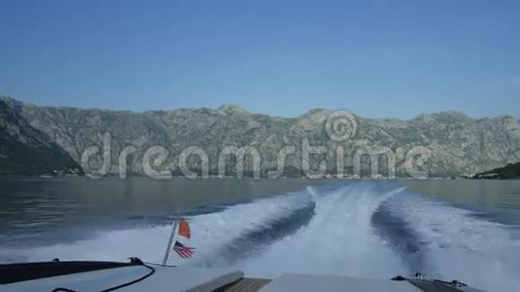 从船上的波浪在水面上黑山科托尔湾视频的预览图