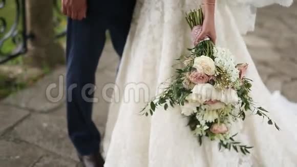 婚礼新娘玫瑰花束石竹薰衣草吉普塞人视频的预览图