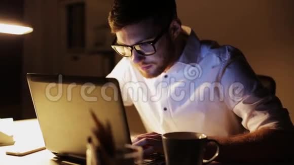 有笔记本电脑和文件的人在夜间办公视频的预览图
