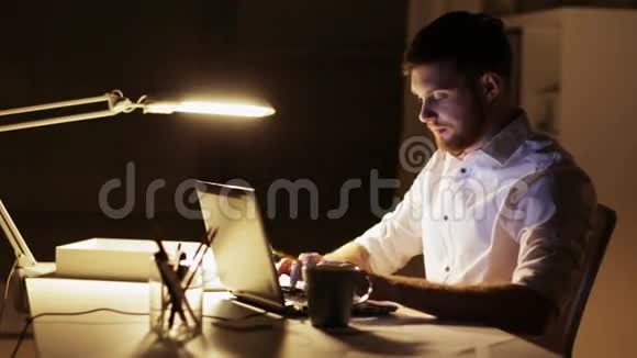 有笔记本电脑和文件的人在夜间办公视频的预览图