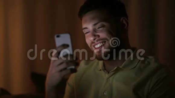 晚上带智能手机的快乐年轻人视频的预览图