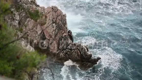 黑山海上的岩石洛基海岸狂野的海滩视频的预览图