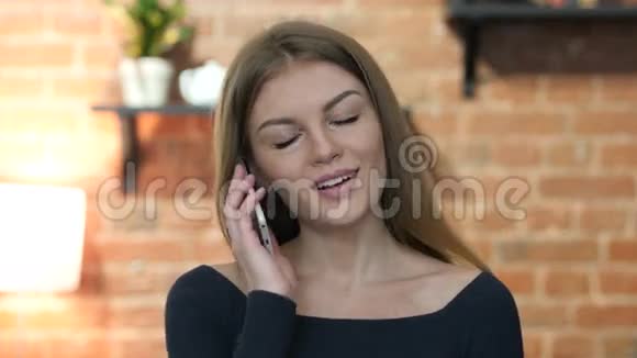 漂亮的女孩在智能手机上说话肖像视频的预览图