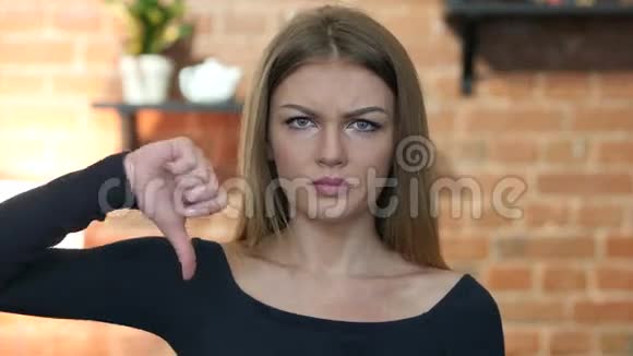 美丽少女的大拇指肖像视频的预览图