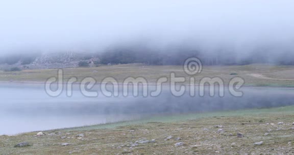 美丽神秘的黑湖杜米特国家公园黑山视频的预览图