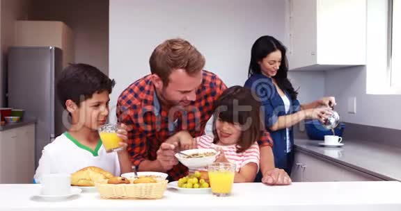 一家人在厨房里吃早餐视频的预览图