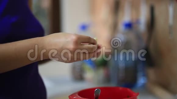 她在厨房里雕刻饺子烹饪食物视频的预览图