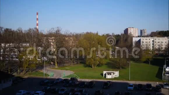 日落时间天空和移动云电厂带烟管道拉脱维亚4K视频的预览图