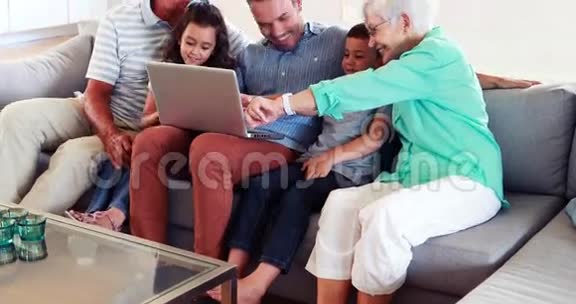 快乐的多代家庭使用笔记本电脑视频的预览图