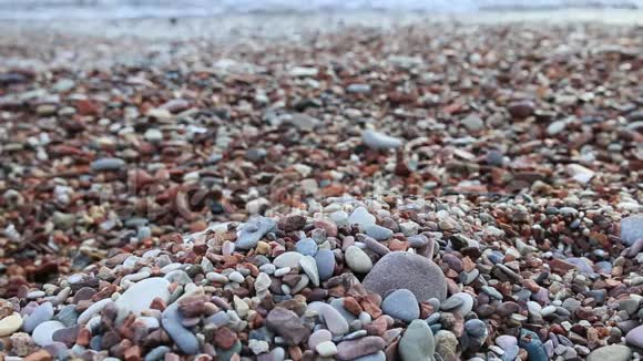 海滩上的卵石海岸的纹理亚得里亚海视频的预览图